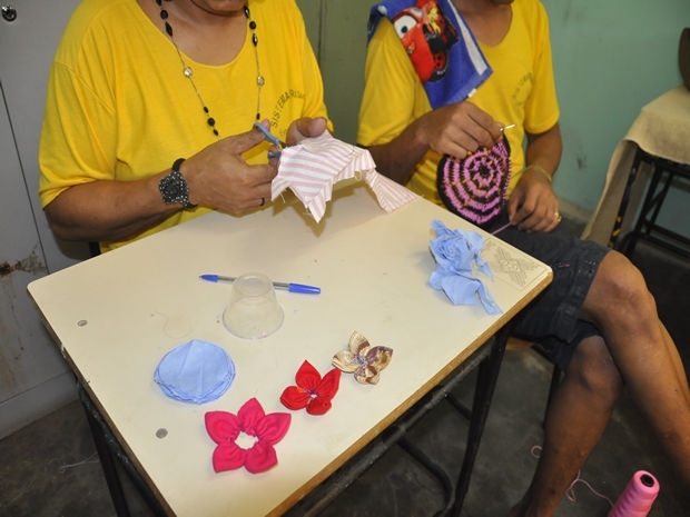 Detentos homossexuais recebem cursos de artesanato, costura e cozinha (Foto: Kelly Martins/G1)