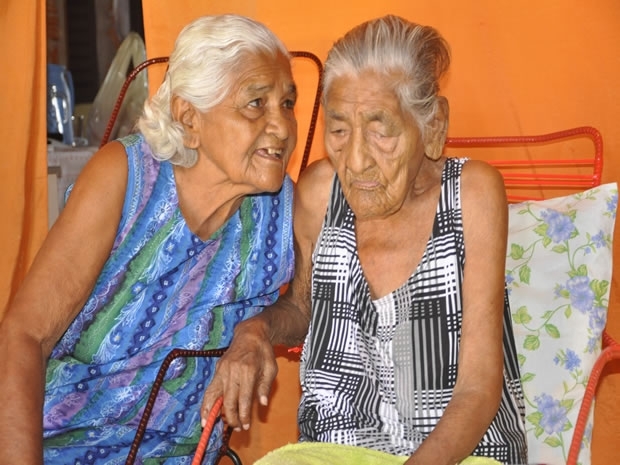 Mulher de 115 anos ( direita) vai morar com a filha em Cuiab aps passar 62 anos longe (Foto: Kelly Martins/G1)