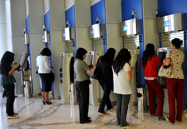 Indonsias fazem fila em caixas eletrnicos da capital, Jacarta (Foto: Adek Berry / AFP)