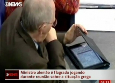 ministro de Finanas da Alemanha, Wolfgang Schaeuble, foi flagrado jogando Sudoku. (Foto: Reproduo/Globo News)