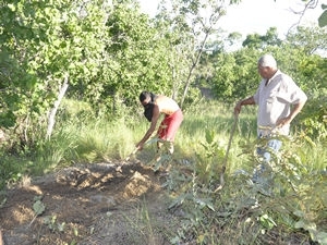 Suposto corpo de jovem de 24 anos estava enterrado em fazenda (Foto: Tita Mara/G1)