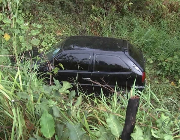 Motorista perdeu o controle da direo e caiu na ribanceira em avenida. (Foto: Reproduo/TVCA)