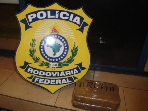 Segundo PRF, havia 1,9 quilo de droga em mochila. (Foto: Assessoria/ PRF)