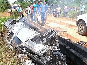 Veculo usado na fuga foi incendiado pelos assaltantes (Foto: Juna News)