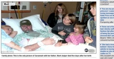 Mark Aulger, no hospital, com a mulher e os filhos 