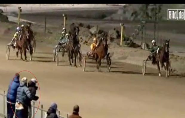 Casal foi filmado fazendo sexo durante corrida de charretes na Noruega. (Foto: Reproduo/Bild)