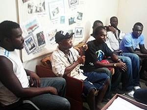 Grupo de haitianos reclama de salrio pago por empresa de MT (Foto: Deivison Almeida/G1)