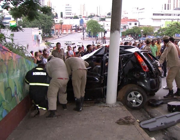 Motorista bateu em poste e depois em muro de igreja.