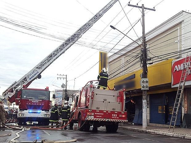 Incndio  combatido pelos bombeiros na cidade de Vrzea Grande