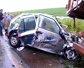 Carro da Seduc ficou destrudo e 3 servidores morreram presos s ferragens