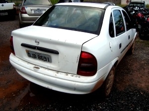 Jovem foi transportada no porta-malas de um veculo