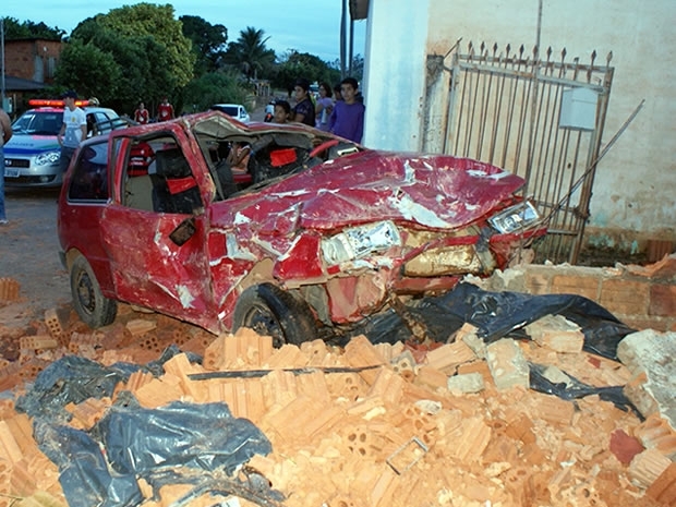 Motorista e passageiro tiveram apenas ferimentos leves