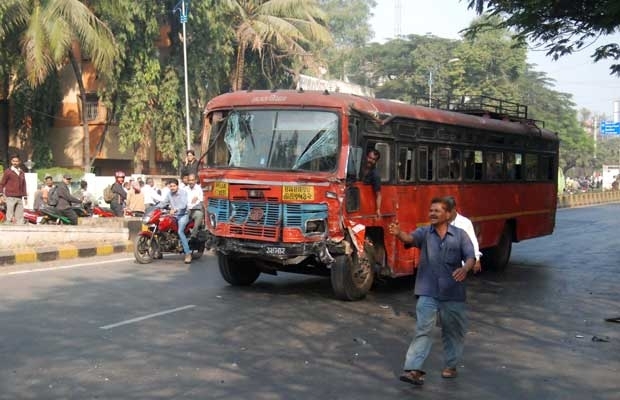 O nibus dirigido pelo motorista que provocou acidentes nesta quarta-feira (25) na cidade indiana de Pune