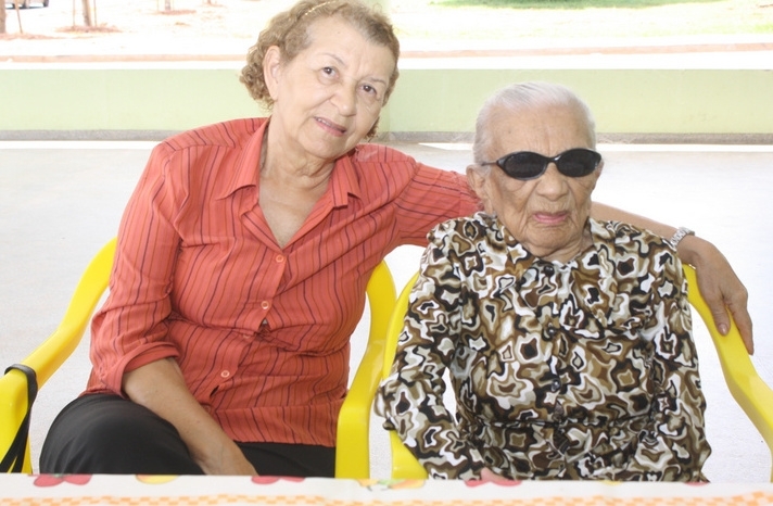 Elisa Gonalves ( culos) e a filha mais velha do segundo casamento Roslia Ormond