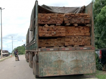 Segundo a PRF, carregamento apresentava excesso de 21 toneladas da capacidade do caminho