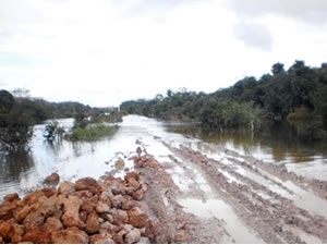 Rio transbordou e deixou famlias ilhadas em municpio