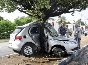 Dois irmos estavam no veculo e foram levados para o hospital 