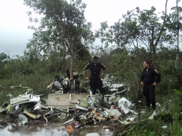 Aeronave caiu prxima a uma regio alagada na manh deste sbado. (Foto: Luiz Damio da Silva Campos)