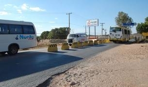 Hoje, moradores fazem protesto pela retirada dos blocos em trecho da MT-251, em frente ao Atacado