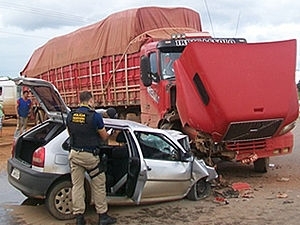 Motorista foi socorrido e levado com vida para hospital