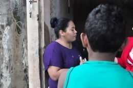 Policiais invadem casa e matam cachorro na frente de criana