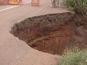 Buraco se formou nos dois lados do acostamento da BR-364