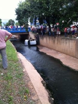 Carro bate em outro e cai em crrego