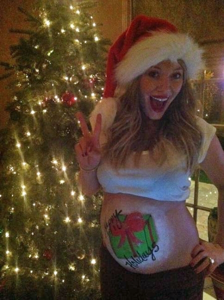 Grvida, Hilary Duff pintou a barriga para desejar feliz Natal para seus fs