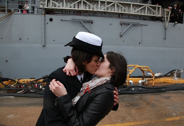 As oficiais Marissa Gaeta e Citlalic Snell se beijam na base naval de Virginia Beach, na Virginia