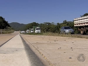 Trfego de veculos na Serra de So Vicente, na BR-364.