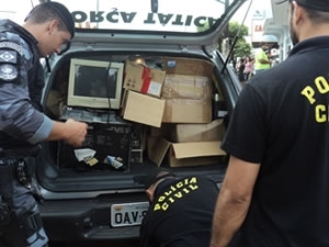 Policiais apreenderam 11.309 mil produtos entre CDs e DVDs.