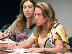 Autora do novo texto da Lei da Palmada, deputada Teresa Surita (PMDB-RR) diz que objetivo no  impedir que pais imponha