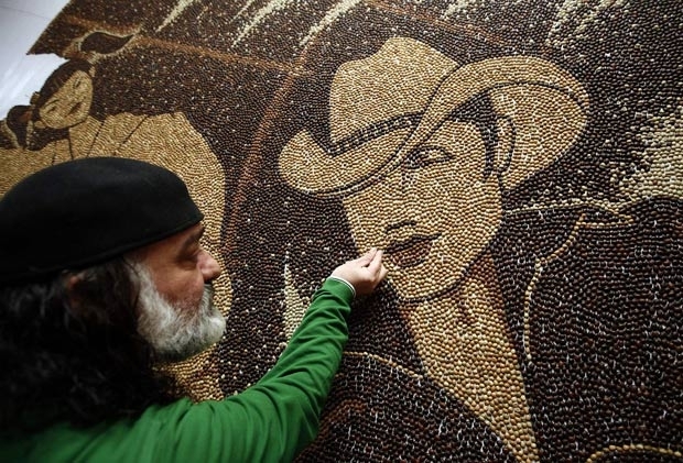 Saimir Strati est trabalhando em um mosaico gigante com gros de caf.