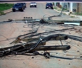 Poste foi derrubado em bairro da capital.