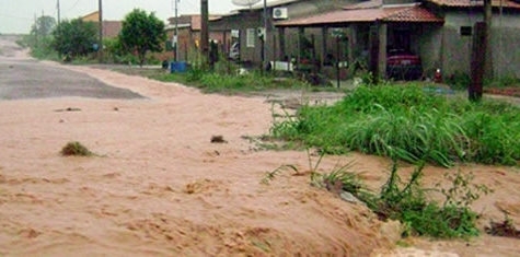 Chuva durou quase duas horas e alagou diversos bairros deixando moradores ilhados.