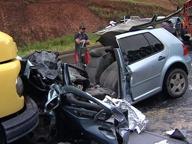 Carro ficou destrudo aps bater em caminho.