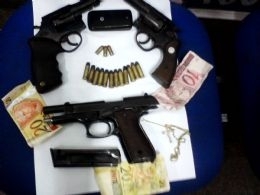 Armas e dinheiro apeendidos pela Rotam