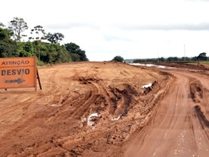 Lama ainda  desafio para motoristas na estrada.