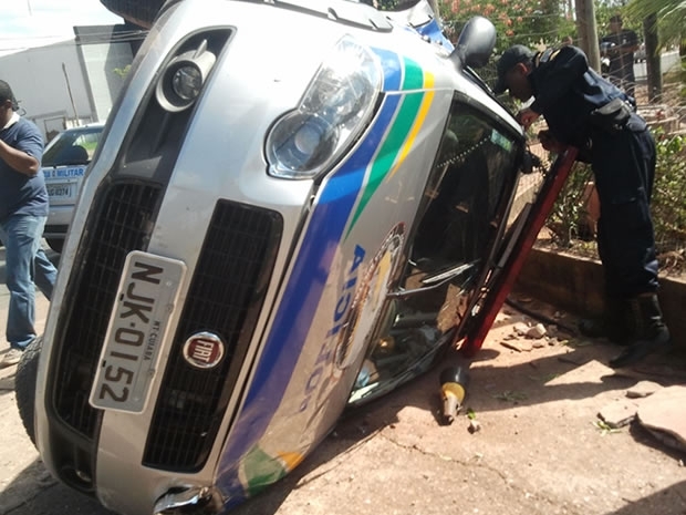 Trs policiais militares estavam no veculo e seguiam para uma ocorrncia, no momento do acidente.