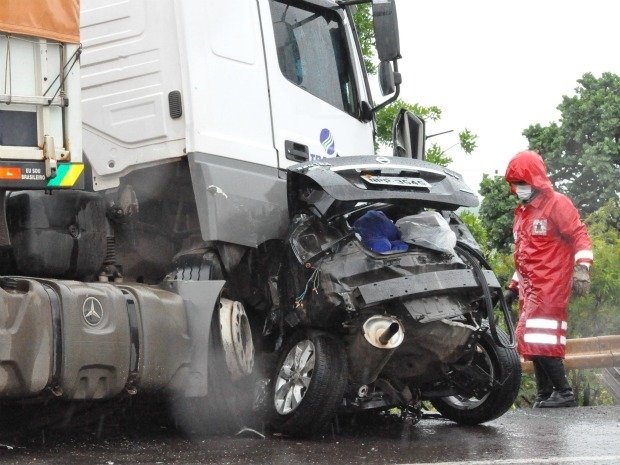 Carro em que famlia estava ficou destrudo.