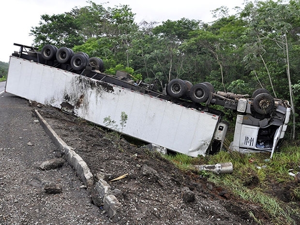 Caminho tombou durante uma ultrapassagem perigosa.