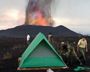 Barraca de acampamento  vista com vulco ao fundo