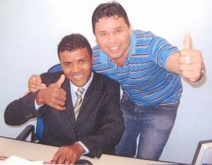 Vereador Tot Csar posa para foto, em seu gabinete, ao lado de Odiney Lopes, preso por assassinato