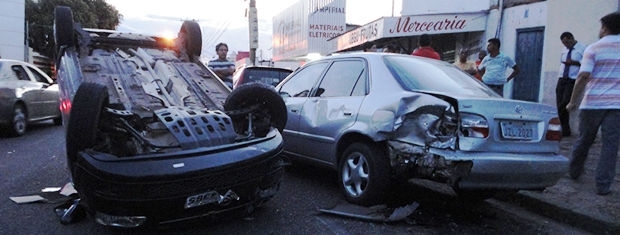 Carro capotado aps bater em outros quatro veculos em Cuiab