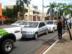 Engavetamento entre 8 veculos deixa trnsito lento em avenida de Cuiab.