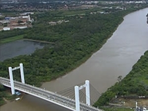 Ponte Srgio Motta passa sobre o rio Cuiab e liga a capital a Vrzea Grande. (