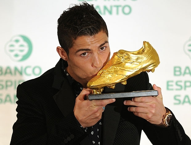 Cristiano Ronaldo beija o prmio da Chuteira de Ouro da temporada 2010/2011