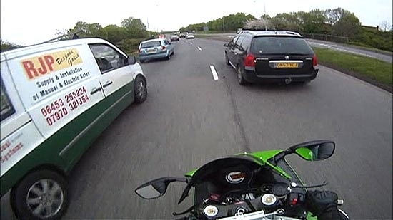 Britnico filma passeio de moto a 240 km/h e  proibido de dirigir por cinco anos