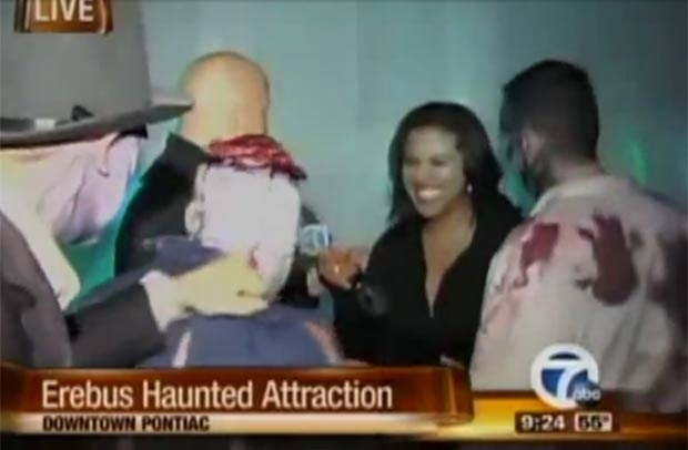 Reprter Kimberly Craig fazia reportagem ao vivo sobre o Halloween em uma casa do terror. (Foto: Reproduo/YouTube)