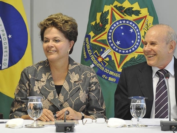 A presidente Dilma Rousseff e o ministro da Fazenda, Guido Mantega, durante assinatura do termo de entendimento para amp